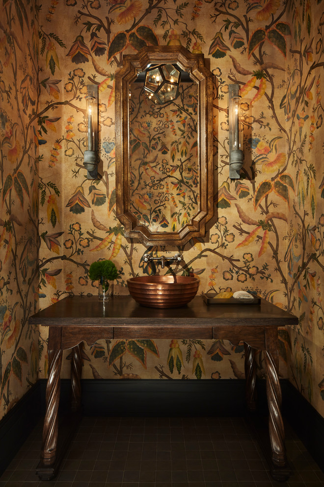 Immagine di un bagno di servizio mediterraneo con consolle stile comò, ante in legno bruno, pareti multicolore, lavabo a bacinella, pavimento nero e top marrone