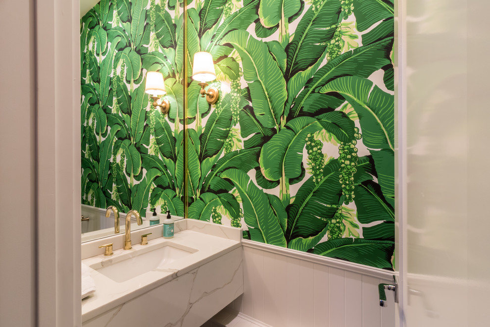 Esempio di un bagno di servizio chic con pareti verdi, lavabo sottopiano, top in marmo e top bianco