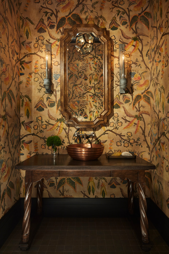 Esempio di un ampio bagno di servizio mediterraneo con consolle stile comò, ante in legno bruno, pareti multicolore e lavabo a bacinella
