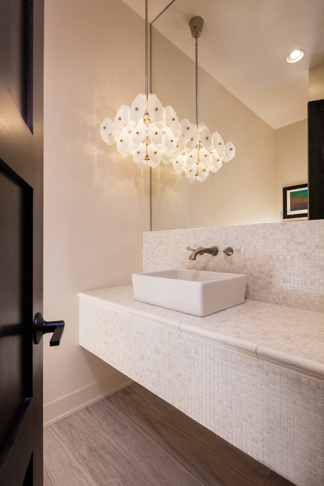 Пример оригинального дизайна: туалет в стиле неоклассика (современная классика) с бежевой плиткой, белой плиткой, плиткой мозаикой, бежевыми стенами, светлым паркетным полом, настольной раковиной, столешницей из плитки и белой столешницей