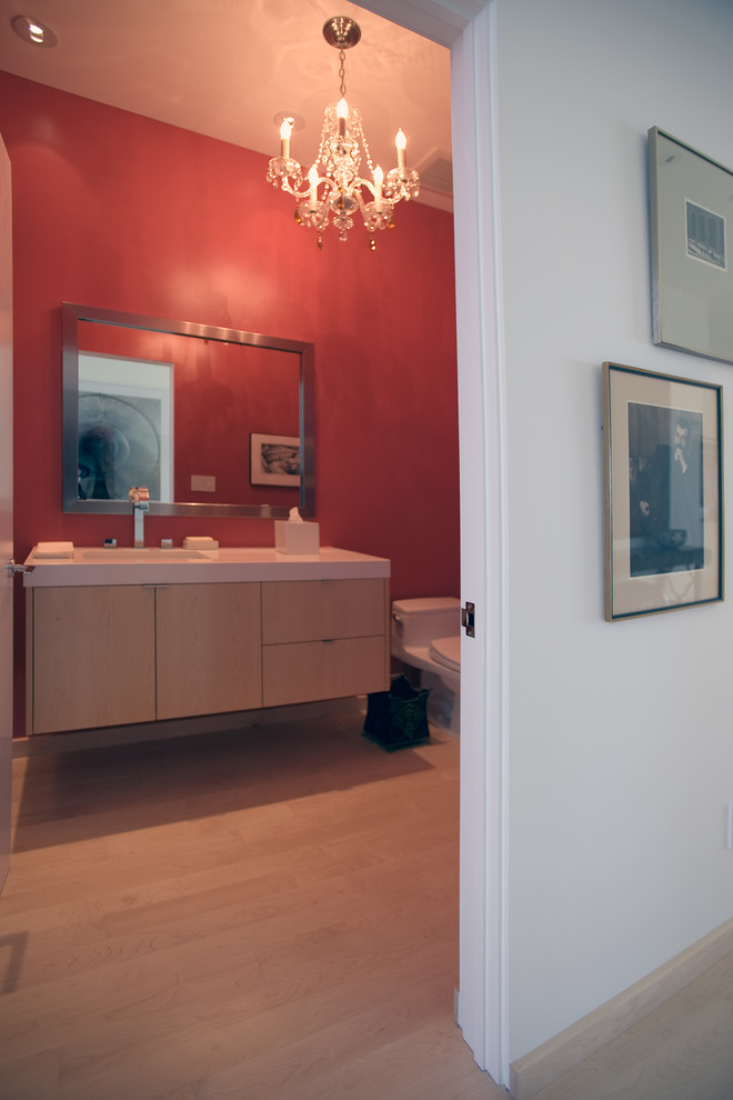 Источник вдохновения для домашнего уюта: туалет среднего размера в стиле модернизм с плоскими фасадами, светлыми деревянными фасадами, унитазом-моноблоком, красными стенами, светлым паркетным полом, врезной раковиной и столешницей из кварцита