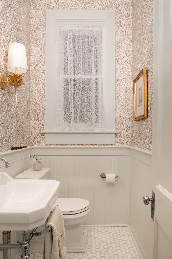 Immagine di un bagno di servizio classico con pareti beige, pavimento con piastrelle a mosaico, lavabo a consolle, pavimento bianco, boiserie e carta da parati