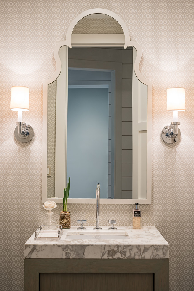 Immagine di un bagno di servizio country con pareti beige e lavabo sottopiano