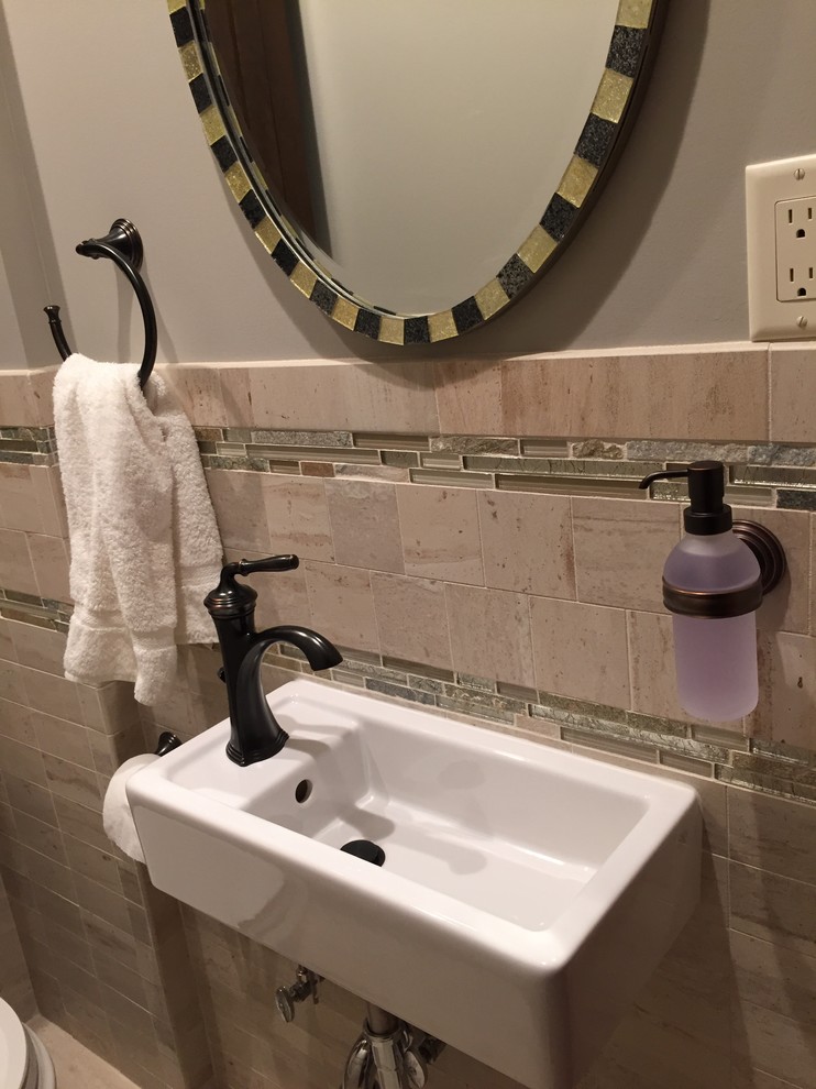Idee per un piccolo bagno di servizio american style con ante in legno bruno, WC a due pezzi, piastrelle beige, pavimento con piastrelle in ceramica e lavabo sospeso