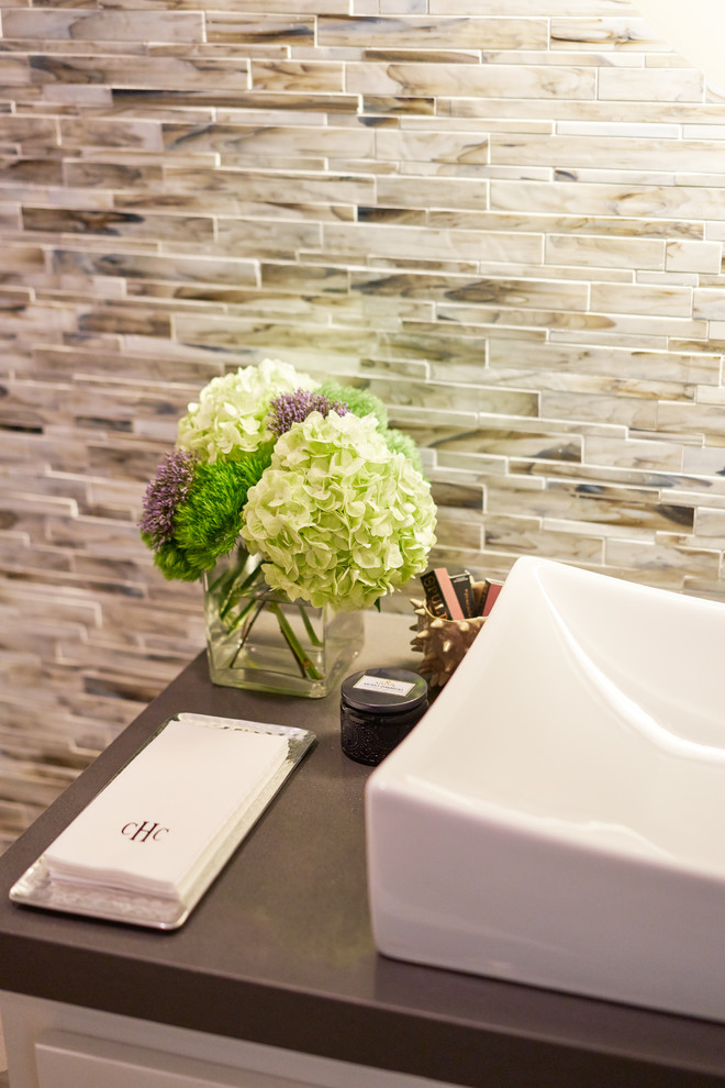 Immagine di un bagno di servizio moderno di medie dimensioni con ante con riquadro incassato, ante bianche, pareti beige e lavabo a bacinella