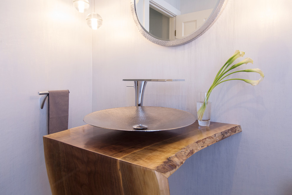 Idée de décoration pour un petit WC et toilettes minimaliste avec un mur gris, un sol en carrelage de céramique et une vasque.