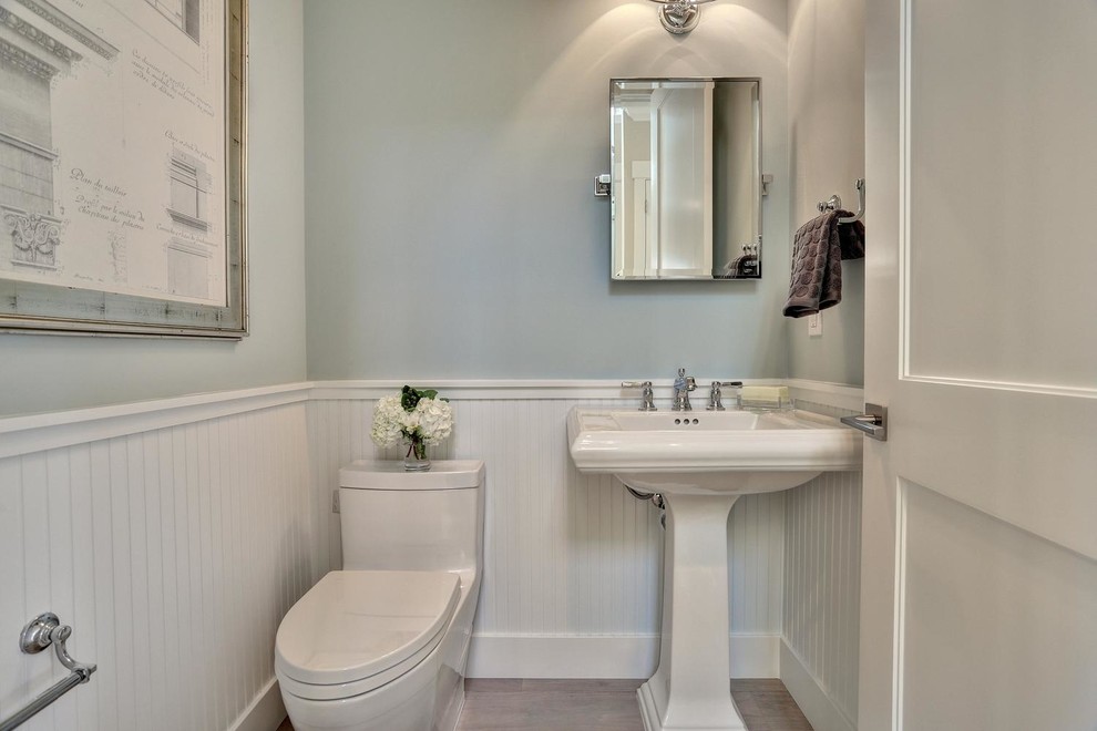 Mittelgroße Klassische Gästetoilette mit Sockelwaschbecken, Toilette mit Aufsatzspülkasten, blauer Wandfarbe und hellem Holzboden in San Francisco