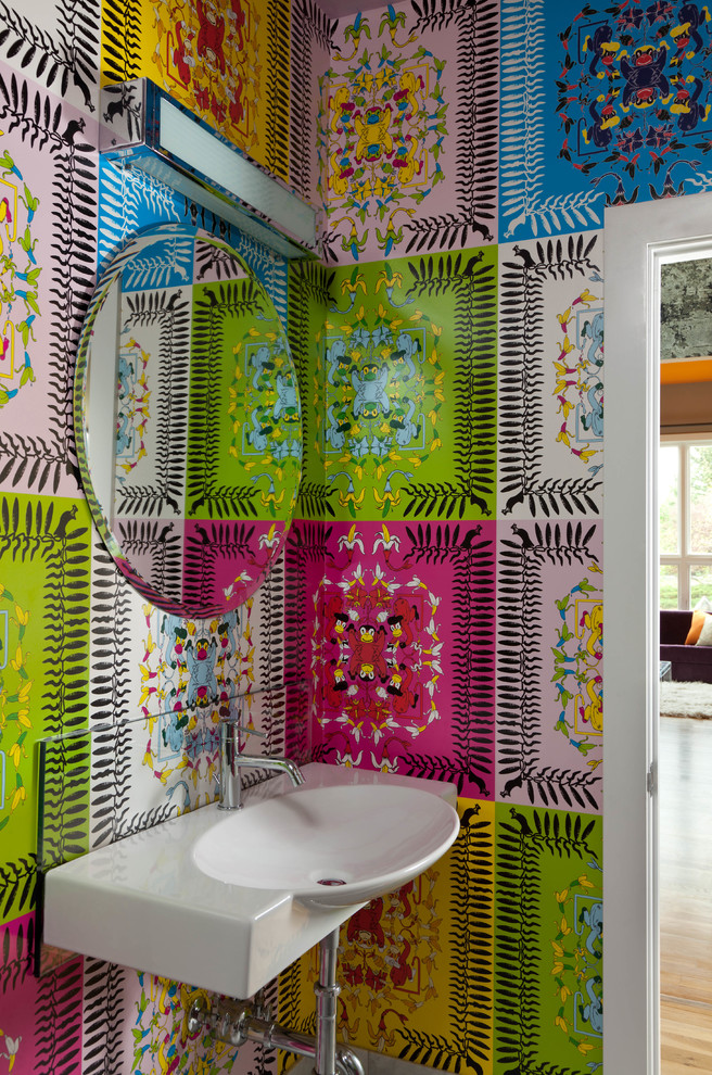 Idee per un piccolo bagno di servizio contemporaneo con lavabo sospeso e pareti multicolore