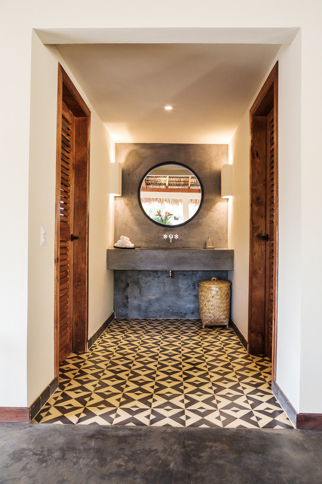 Inspiration för små moderna toaletter, med grå kakel, cementkakel, beige väggar, klinkergolv i porslin, ett undermonterad handfat, bänkskiva i betong och flerfärgat golv