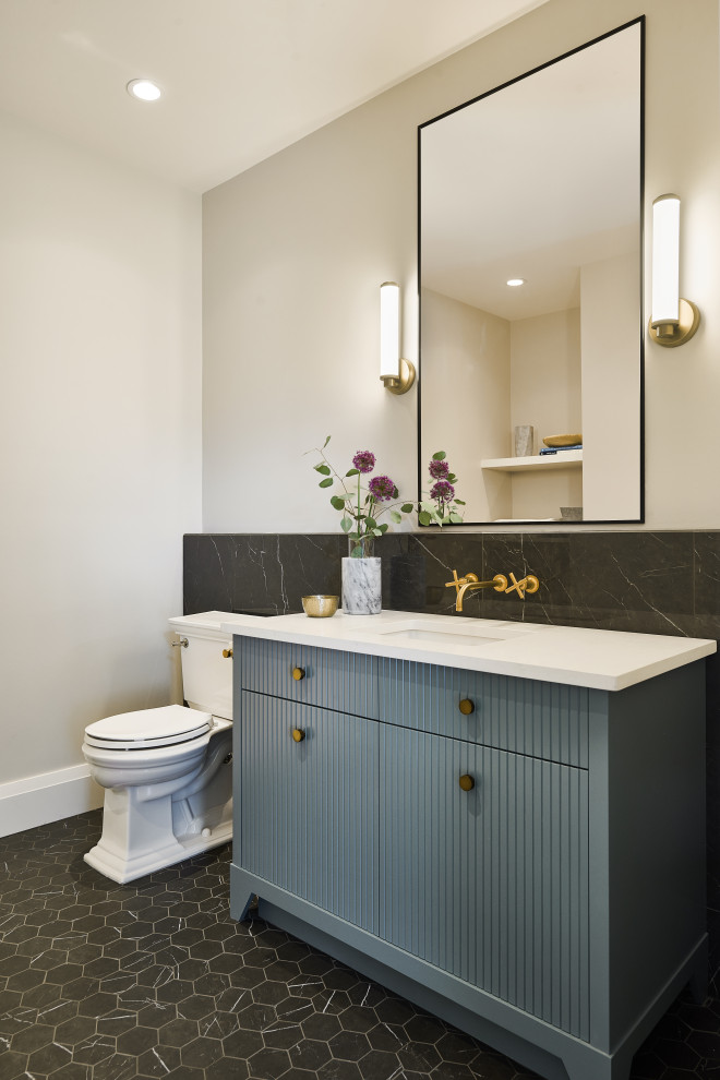 Réalisation d'un WC et toilettes minimaliste avec un placard à porte plane, des portes de placard bleues, WC séparés, un carrelage marron, un mur beige, un sol en carrelage de terre cuite, un lavabo encastré, un plan de toilette en quartz, un sol noir et un plan de toilette blanc.