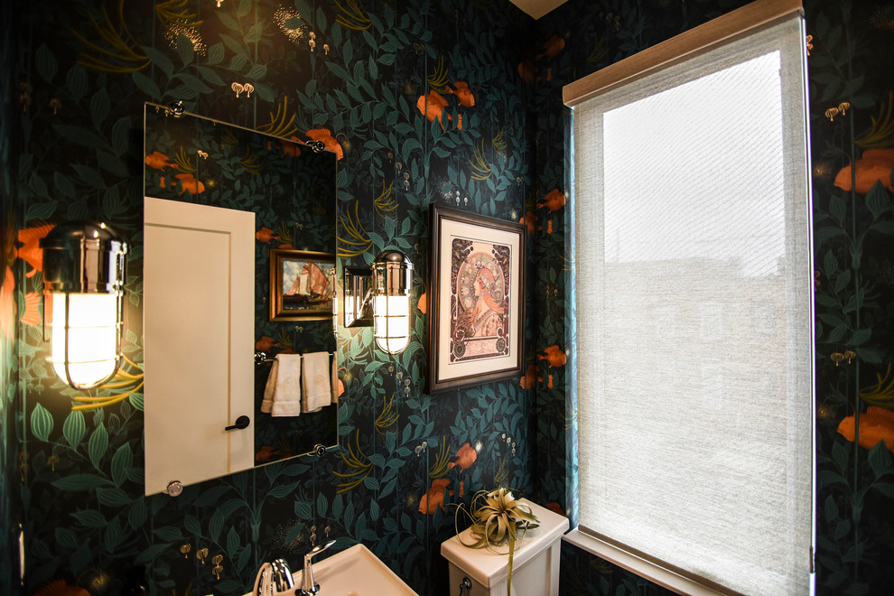 Kleine Eklektische Gästetoilette mit farbigen Fliesen, bunten Wänden, braunem Holzboden und braunem Boden in Baltimore