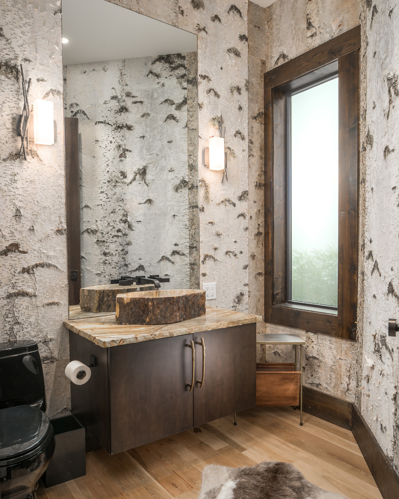 Inspiration för rustika flerfärgat toaletter, med släta luckor, skåp i mörkt trä, en toalettstol med hel cisternkåpa, flerfärgade väggar, ljust trägolv, ett fristående handfat och beiget golv