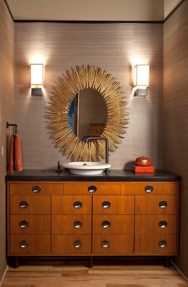 Kleine Moderne Gästetoilette mit Aufsatzwaschbecken, verzierten Schränken, hellbraunen Holzschränken, beiger Wandfarbe und hellem Holzboden in Denver
