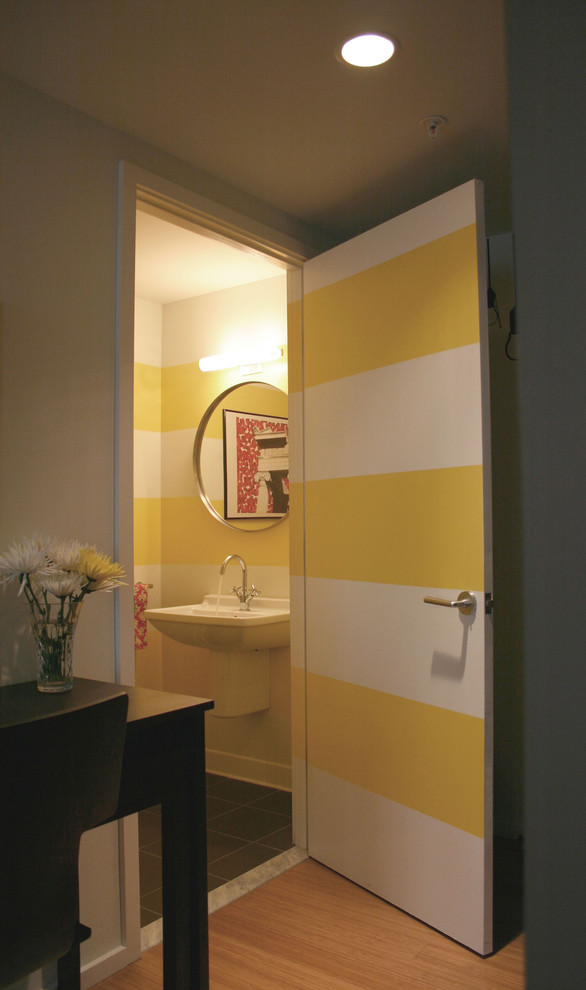 Inspiration för ett funkis toalett, med ett väggmonterat handfat