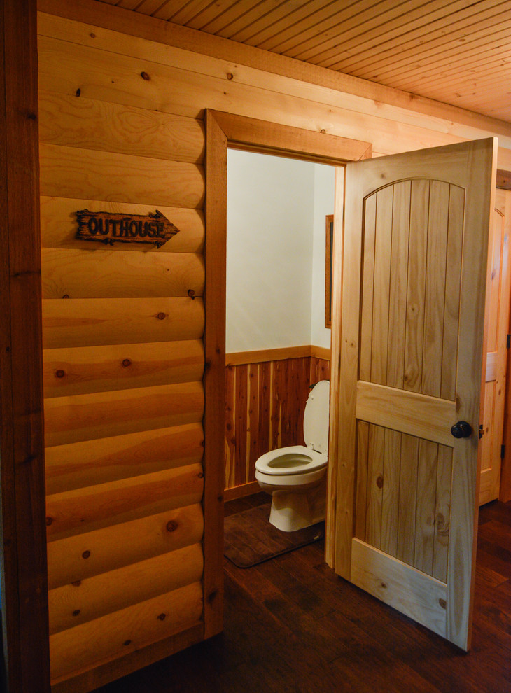 Réalisation d'un petit WC et toilettes chalet en bois foncé avec un placard avec porte à panneau surélevé, un mur blanc, un lavabo encastré et un plan de toilette en quartz modifié.