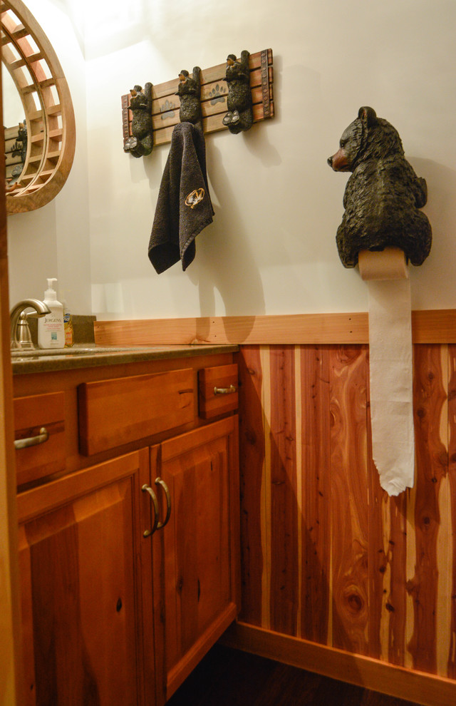 Idee per un piccolo bagno di servizio stile rurale con ante con bugna sagomata, ante in legno bruno, pareti bianche, lavabo sottopiano e top in quarzo composito