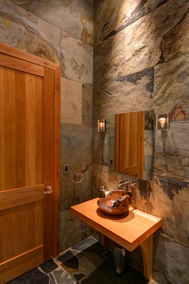 Idée de décoration pour un WC et toilettes chalet avec du carrelage en ardoise.