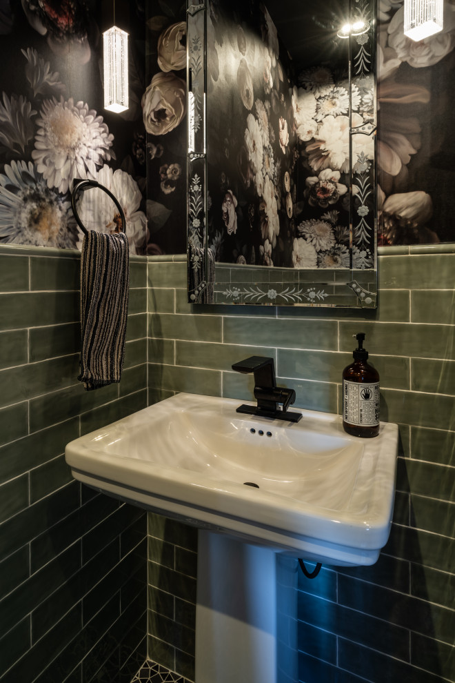 На фото: туалет в классическом стиле с зеленой плиткой, керамической плиткой, разноцветными стенами, полом из керамогранита, раковиной с пьедесталом и черным полом