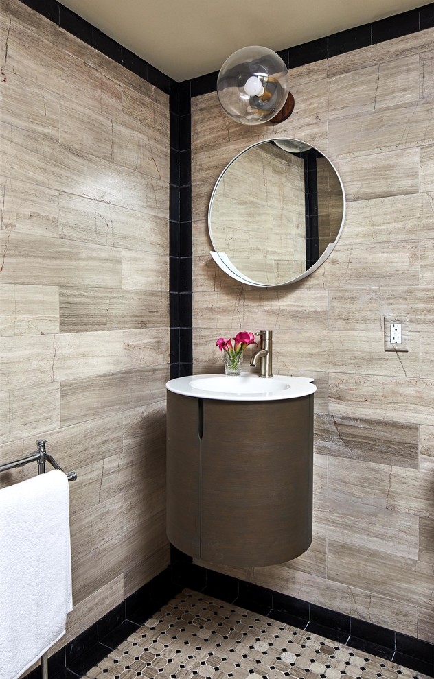 Bild på ett mellanstort eklektiskt toalett, med grå kakel, marmorkakel, flerfärgade väggar, mosaikgolv, ett konsol handfat och flerfärgat golv