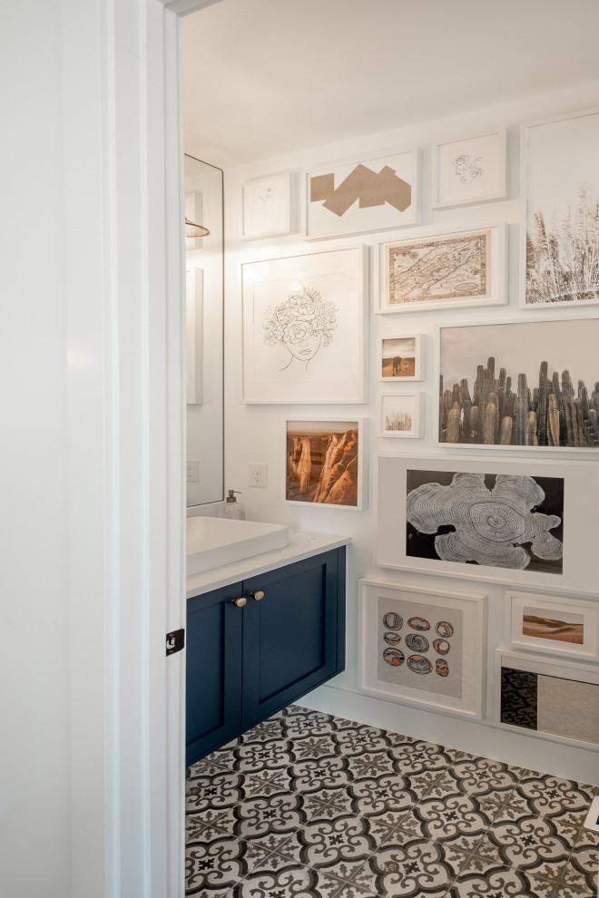 Источник вдохновения для домашнего уюта: маленький туалет в современном стиле с синими фасадами, полом из керамической плитки, накладной раковиной, белой столешницей и подвесной тумбой для на участке и в саду