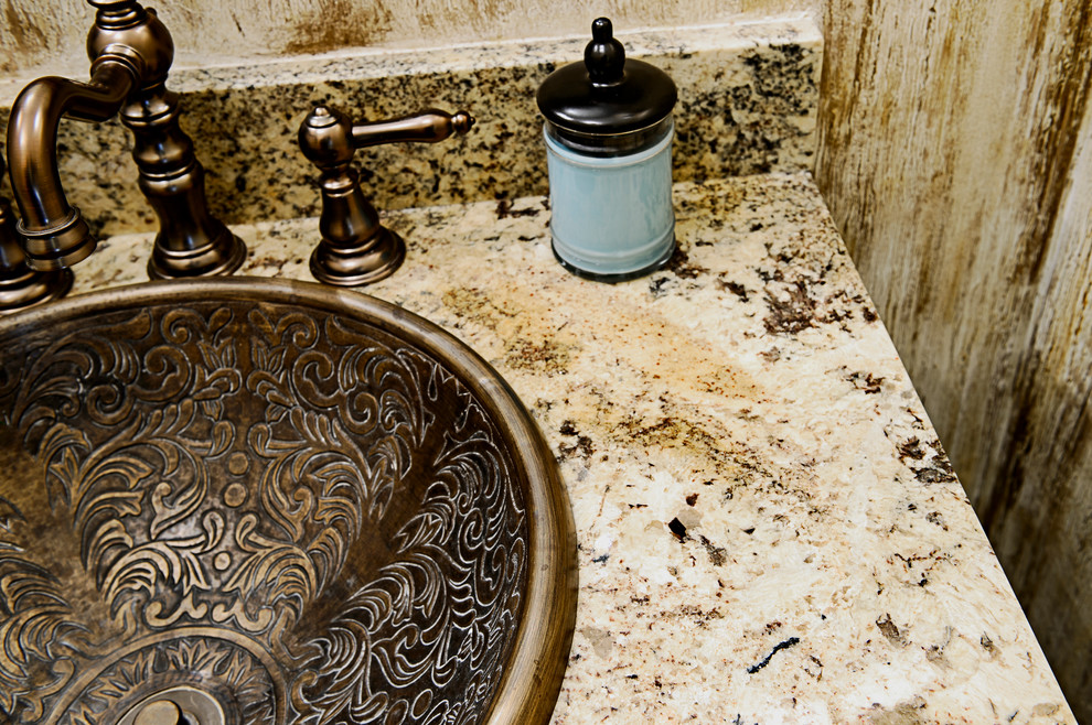 Foto di un piccolo bagno di servizio tradizionale con piastrelle beige e top in granito