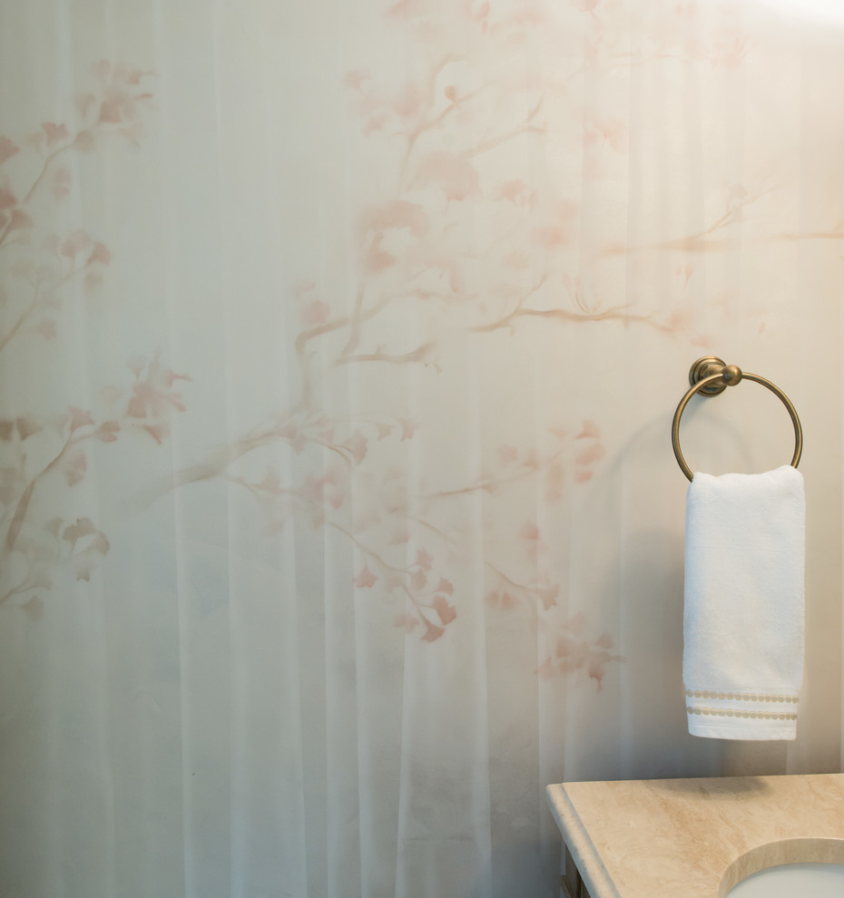 Inspiration pour un petit WC et toilettes traditionnel en bois brun avec un placard en trompe-l'oeil, WC à poser, un mur rose, un sol en carrelage de céramique, un lavabo encastré, un plan de toilette en marbre et un sol beige.