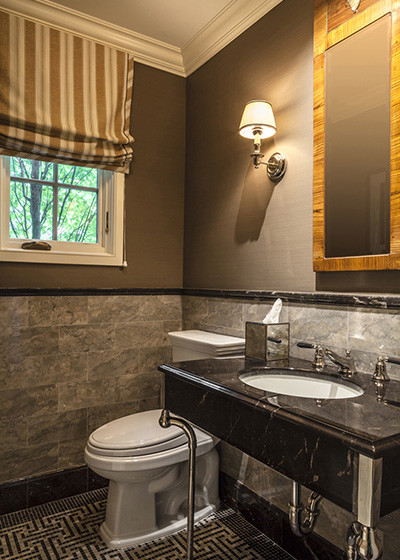 Klassische Gästetoilette mit Granit-Waschbecken/Waschtisch, Toilette mit Aufsatzspülkasten, schwarzen Fliesen, grauen Fliesen, Mosaikfliesen, grauer Wandfarbe, Mosaik-Bodenfliesen und Unterbauwaschbecken in New York