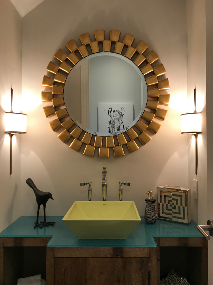 Aménagement d'un petit WC et toilettes contemporain en bois brun avec un placard à porte plane, un mur blanc, parquet clair, une vasque, un plan de toilette en verre et un plan de toilette bleu.