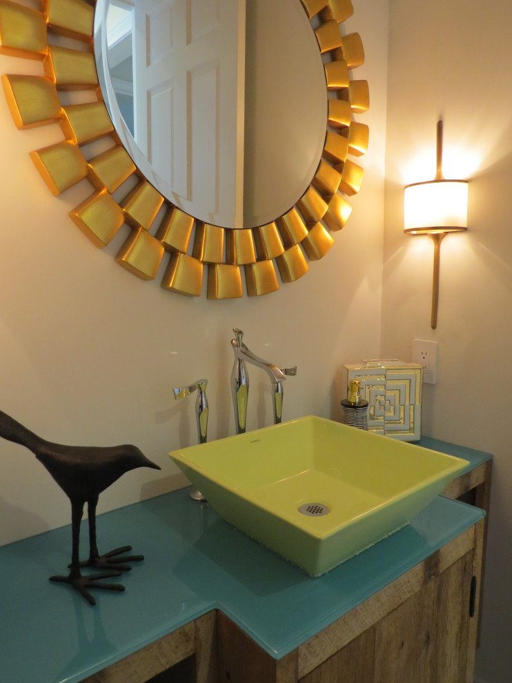 Exemple d'un petit WC et toilettes tendance en bois brun avec un placard à porte plane, un mur blanc, parquet clair, une vasque, un plan de toilette en verre et un plan de toilette bleu.
