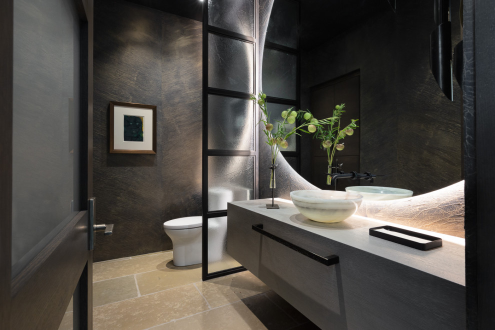 Moderne Gästetoilette mit flächenbündigen Schrankfronten, dunklen Holzschränken, brauner Wandfarbe, Aufsatzwaschbecken, Waschtisch aus Holz und beigem Boden in Sacramento