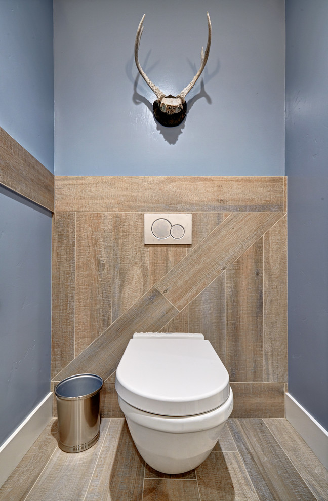 Immagine di un piccolo bagno di servizio bohémian con lavabo a bacinella, WC monopezzo, piastrelle in gres porcellanato, pareti blu e pavimento in gres porcellanato