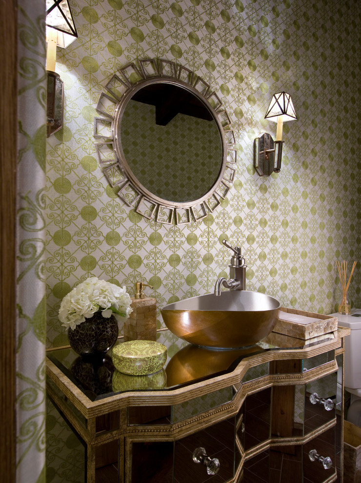 Ejemplo de aseo minimalista pequeño con lavabo sobreencimera, encimera de vidrio, sanitario de una pieza y paredes verdes