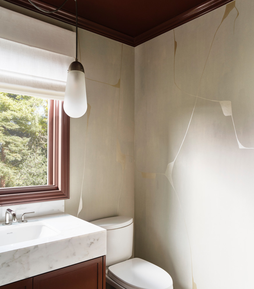 Idee per un piccolo bagno di servizio moderno con ante in stile shaker, ante rosse, WC a due pezzi, lavabo sottopiano, top in marmo, top bianco, mobile bagno incassato e carta da parati
