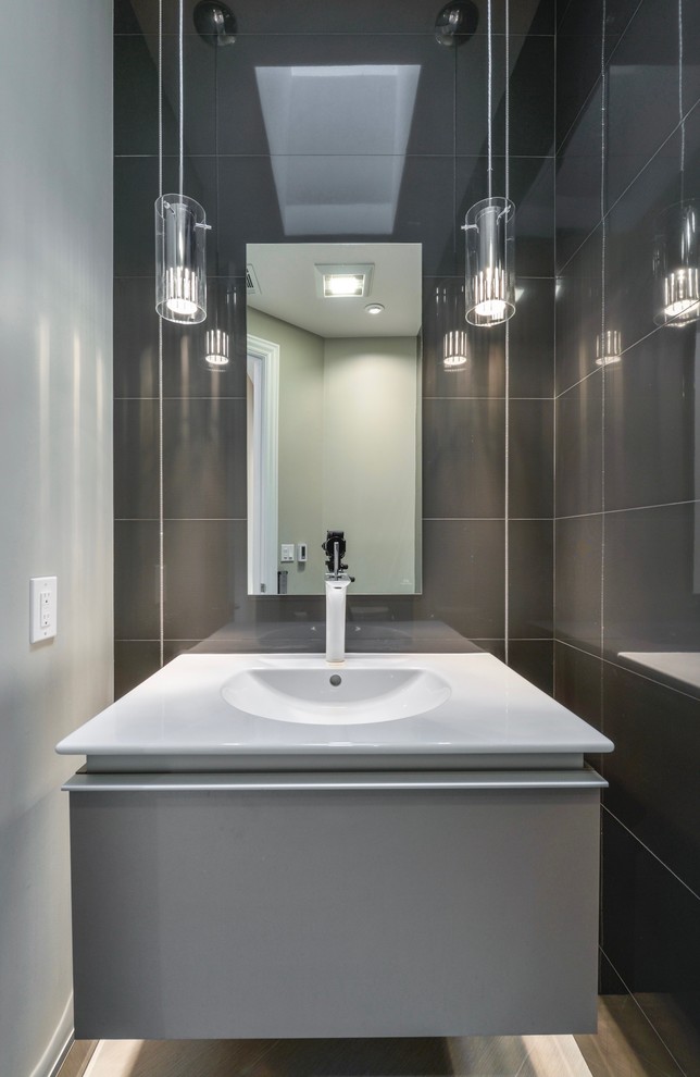 Idée de décoration pour un WC et toilettes minimaliste de taille moyenne avec un placard en trompe-l'oeil et des portes de placard noires.