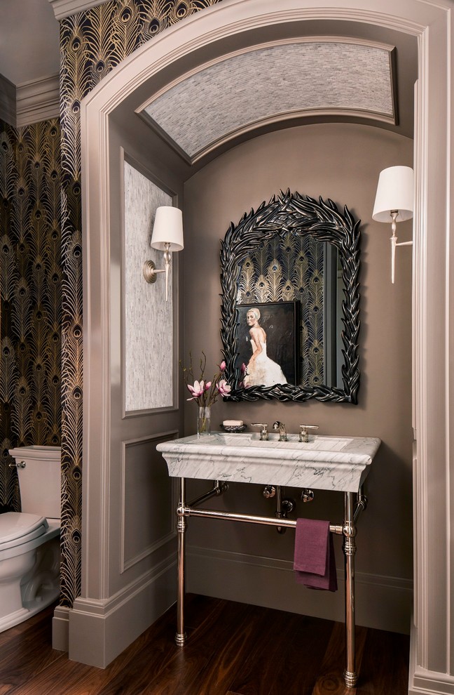Foto di un bagno di servizio classico con WC a due pezzi, parquet scuro, lavabo a consolle, pavimento marrone e pareti multicolore