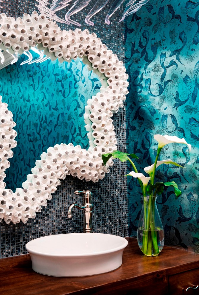 Свежая идея для дизайна: туалет с синими стенами, настольной раковиной и столешницей из дерева - отличное фото интерьера