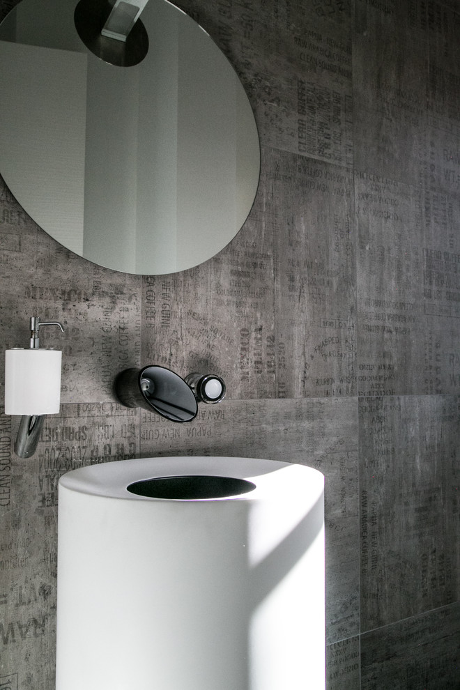 Ispirazione per un bagno di servizio moderno di medie dimensioni con pareti bianche, pavimento in ardesia, lavabo a colonna e pavimento nero