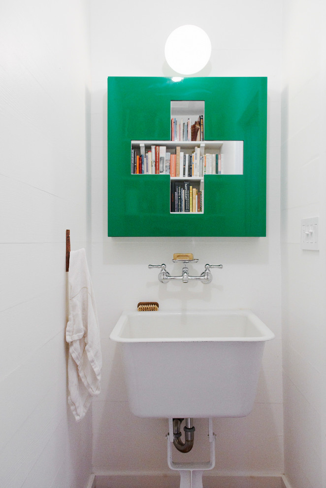 Идея дизайна: туалет в морском стиле с белыми стенами и подвесной раковиной