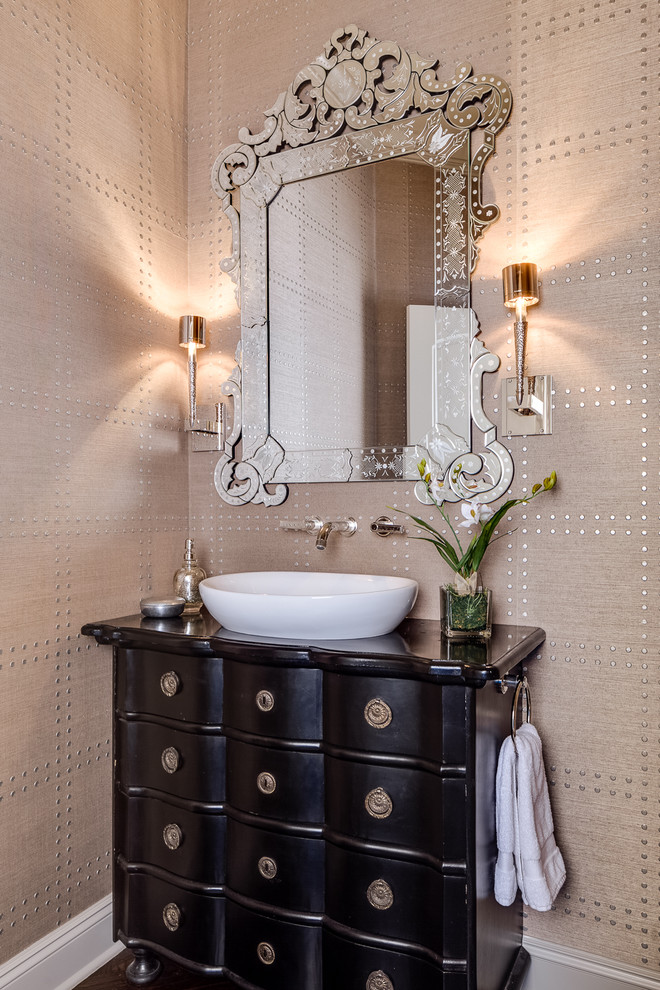 Klassische Gästetoilette mit Aufsatzwaschbecken, verzierten Schränken, dunklen Holzschränken und beiger Wandfarbe in San Francisco