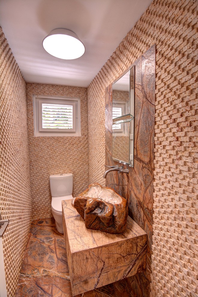 Maritime Gästetoilette mit Wandtoilette mit Spülkasten, beigen Fliesen, Marmorboden und Aufsatzwaschbecken in Sonstige