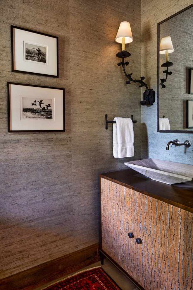 Immagine di un bagno di servizio stile rurale con consolle stile comò, pareti grigie, lavabo a bacinella e top in legno