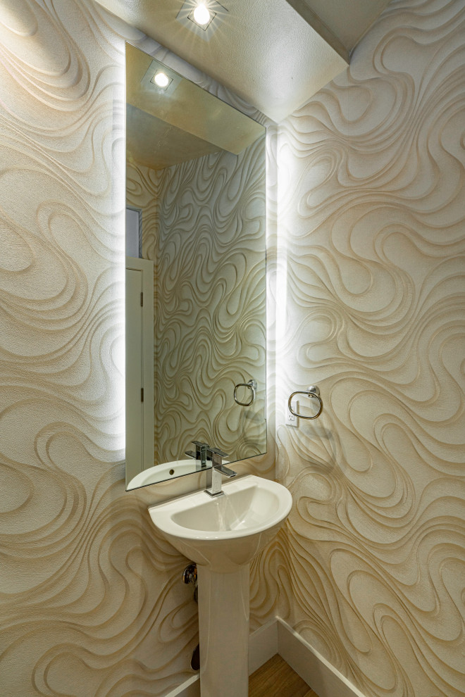 Idée de décoration pour un petit WC suspendu vintage avec un mur beige, parquet clair, un lavabo de ferme, un sol beige et un plan de toilette blanc.