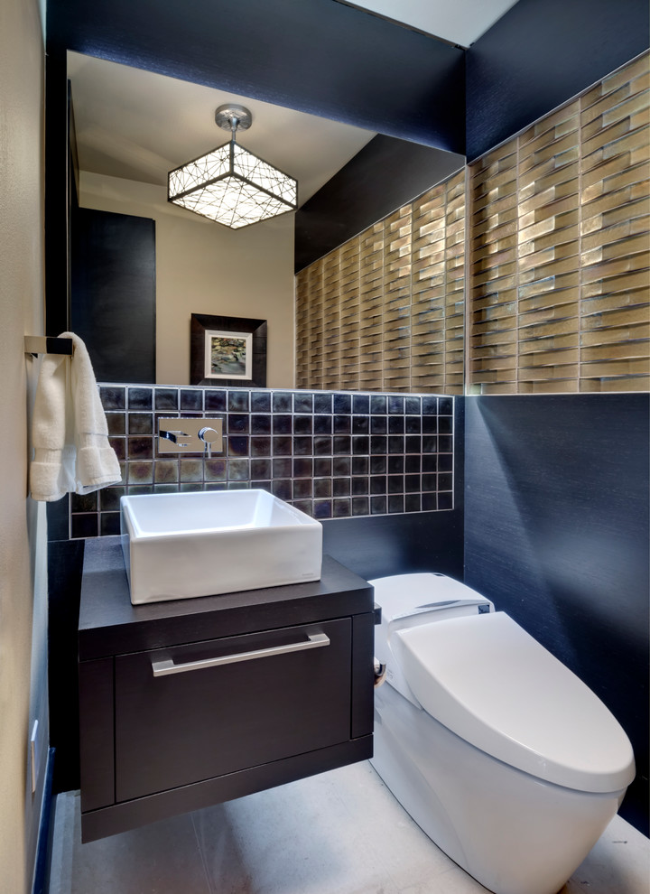 Moderne Gästetoilette mit Aufsatzwaschbecken und brauner Waschtischplatte in Dallas