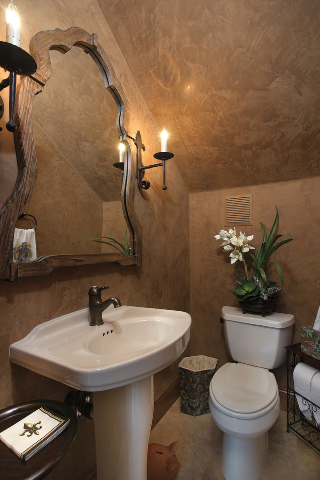 フェニックスにある小さなトラディショナルスタイルのおしゃれなトイレ・洗面所 (分離型トイレ、茶色い壁、ペデスタルシンク) の写真