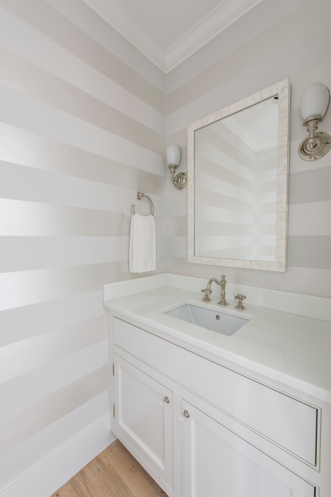 Immagine di un piccolo bagno di servizio stile marinaro con ante in stile shaker, ante bianche e top in quarzo composito