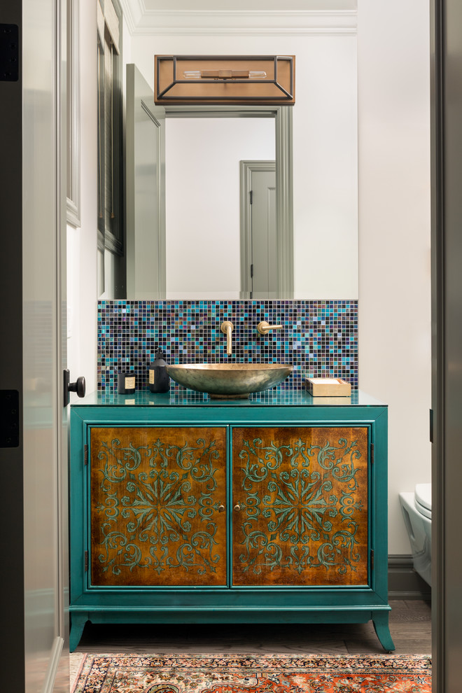 Foto di un grande bagno di servizio classico con piastrelle multicolore, lavabo a bacinella, top in vetro e top turchese