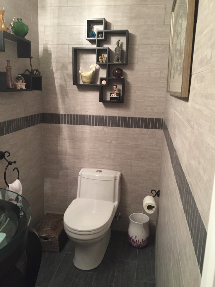 ニューヨークにあるお手頃価格の小さなアジアンスタイルのおしゃれなトイレ・洗面所 (オープンシェルフ、一体型トイレ	、セラミックタイル、グレーの壁、磁器タイルの床、ペデスタルシンク、ガラスの洗面台、グレーのタイル) の写真