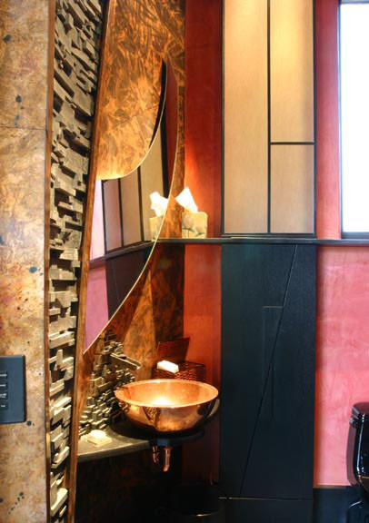 デンバーにある高級な小さなおしゃれなトイレ・洗面所 (ベッセル式洗面器、一体型トイレ	、グレーのタイル、石タイル、赤い壁) の写真