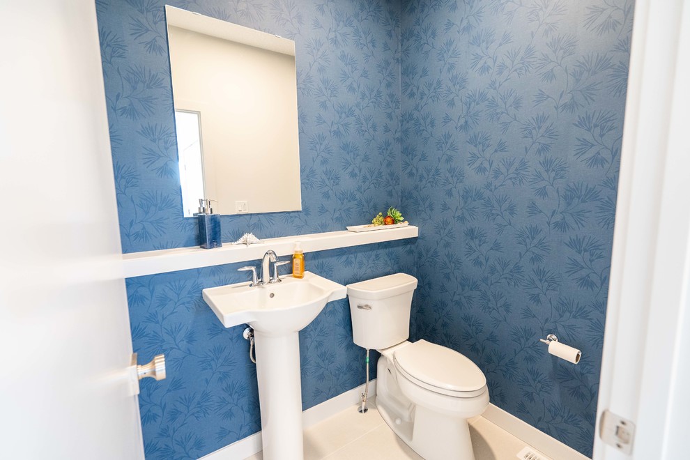 Idée de décoration pour un petit WC et toilettes marin avec WC séparés, un mur bleu, un sol en carrelage de porcelaine, un lavabo de ferme et un sol beige.