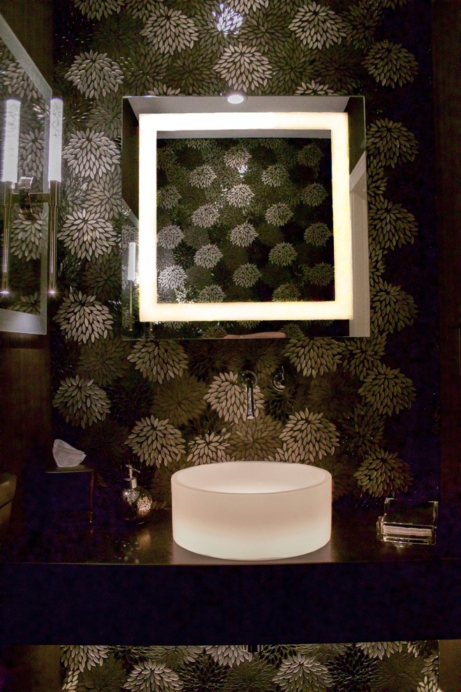 Kleine Klassische Gästetoilette mit Wandtoilette, Aufsatzwaschbecken, Quarzwerkstein-Waschtisch, flächenbündigen Schrankfronten und dunklen Holzschränken in Detroit
